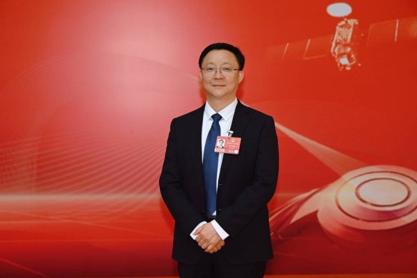 多份建议聚焦AI 全国人大代表刘庆峰：系统性顺应AI时代变革，抢占竞争制高点