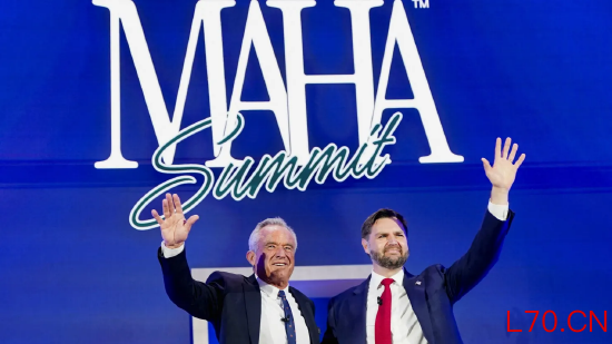 2025 年 11 月 12 日，美国华盛顿特区。美国副总统 J.D． 万斯与美国卫生与公众服务部部长小罗伯特・F・肯尼迪在首届 “让美国再次健康”（MAHA）峰会的舞台上。