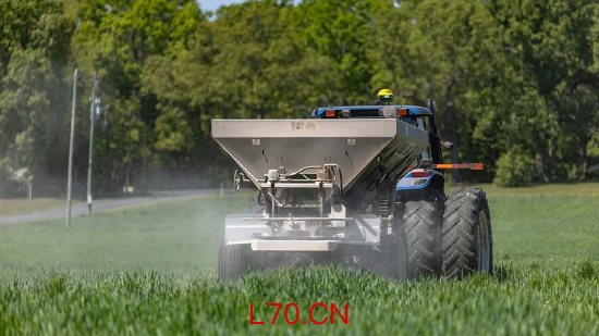 2026 年 4 月 10 日，北卡罗来纳州中国林 Grove 地区，农民正在田间施肥。美以联合空袭伊朗后，伊朗封锁了霍尔木兹海峡 —— 全球能源运输的关键水道，导致美国农民面临化肥和柴油价格飙升的双重打击。