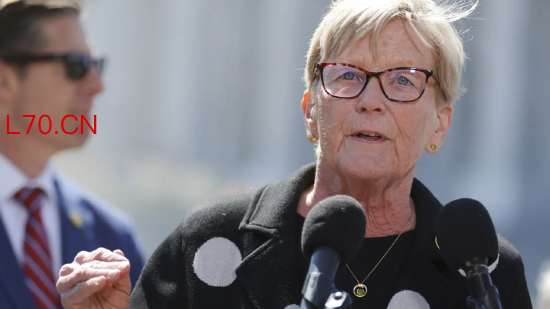 2025 年 4 月 9 日，美国华盛顿特区。缅因州民主党议员谢莉・平格里在美国国会大厦外出席气候行动运动组织的新闻发布会。与会者批评环保署署长李・泽尔丁正在削弱气候与清洁空气保护措施。