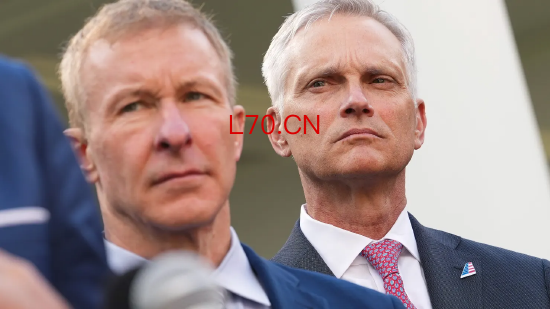 2025 年 10 月 30 日，美国华盛顿特区。联合航空首席执行官斯科特・柯比（左）与美国航空首席执行官罗伯特・艾瑟姆，在白宫外聆听美国交通部长肖恩・达菲向媒体发言。当日，柯比、艾瑟姆等航空业高管，陪同美国副总统万斯及交通部长召开圆桌会议，讨论政府停摆带来的影响。