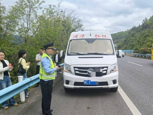 暖心20分钟：高速公路上的一场生命至上的应急接力