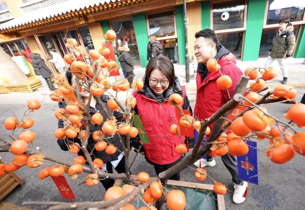 灯耀七百载胡同，情暖元宵焕新颜