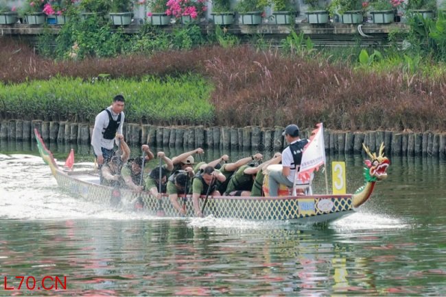 广东道滘镇龙舟弯道竞速赛看点拉满 水乡古韵与激情交融