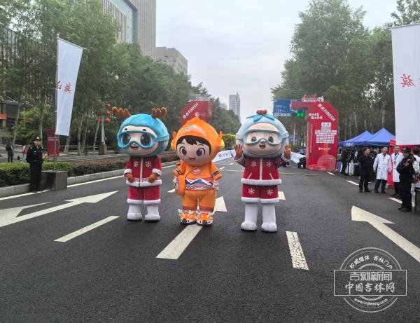 快讯｜吉冰吉雪吉小阅半程马拉松终点等待运动员的到来