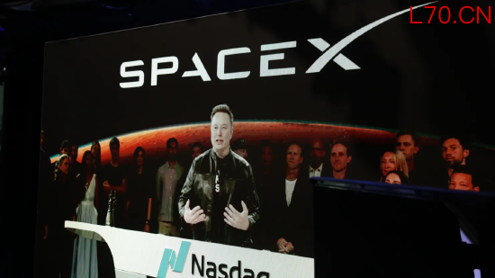 2026 年 6 月 12 日，美国纽约纳斯达克交易中心，SpaceX 正式挂牌上市仪式开始前，大屏幕远程播放身处得克萨斯州星舰基地总部的 SpaceX 首席执行官埃隆・马斯克发言画面。