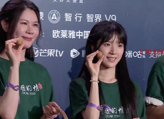 《给阿嬷的情书》女主首次走红毯，穿T恤牛仔裤好清纯，回应爆火 不惊艳但舒服