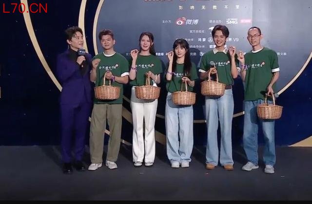 《给阿嬷的情书》女主首次走红毯，穿T恤牛仔裤好清纯，回应爆火 不惊艳但舒服