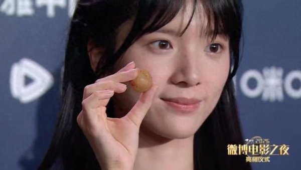 《给阿嬷的情书》女主首次走红毯，穿T恤牛仔裤好清纯，回应爆火 不惊艳但舒服