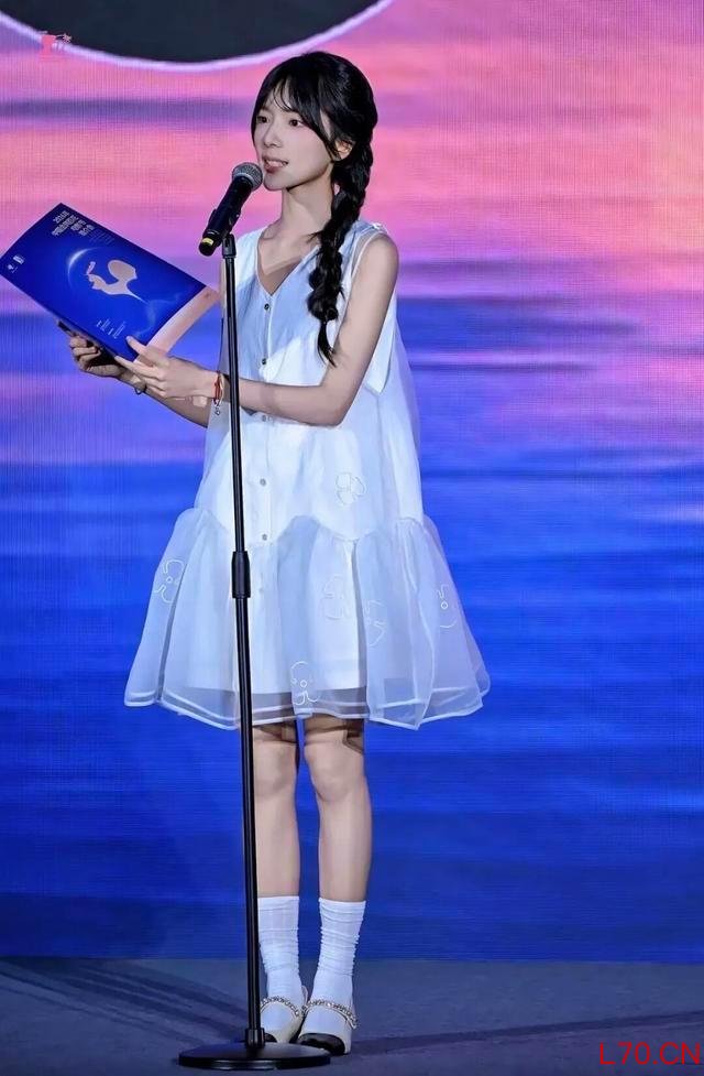 《给阿嬷的情书》女主首次走红毯不敢卖怎么办，穿T恤牛仔裤好清纯，回应爆火 不惊艳但舒服
