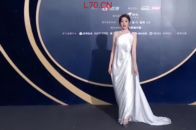 《给阿嬷的情书》女主首次走红毯，穿T恤牛仔裤好清纯，回应爆火 不惊艳但舒服