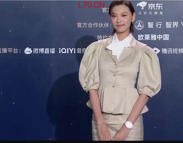《给阿嬷的情书》女主首次走红毯，穿T恤牛仔裤好清纯，回应爆火 不惊艳但舒服