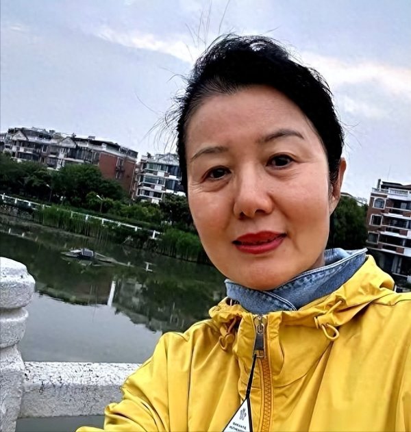 59岁郑卫莉: 挺孕肚拿奖, 丈夫出轨继子冷淡, 如今生活怎样了?